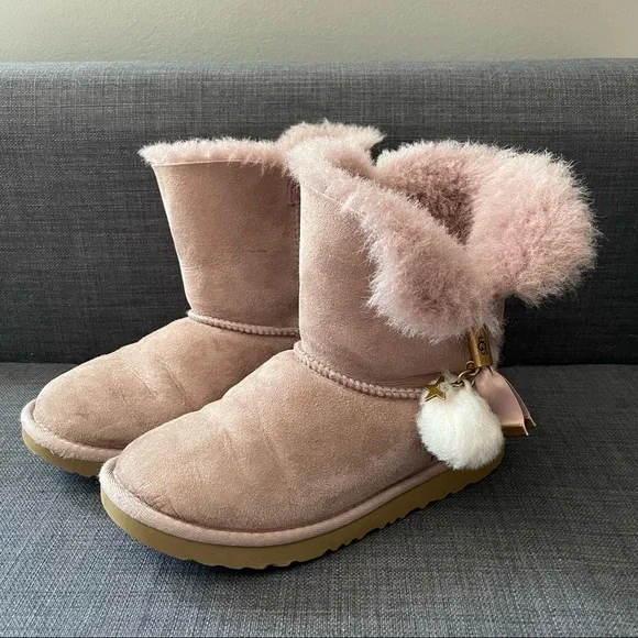 Child’s Ugg Boots Blush Pink S/N 1102373K Size Kids Boot Charm Puff Ball
